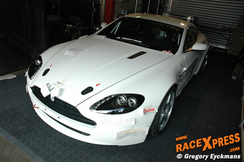 De maagdelijke witte Aston Martin N24 van Jet Alliance